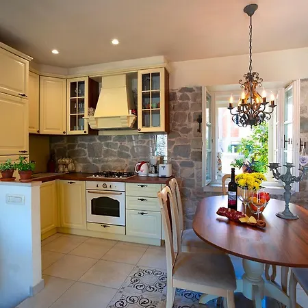 Vikendica Villa Kalalarga In The Center Of The Town With Free Parking Makarska